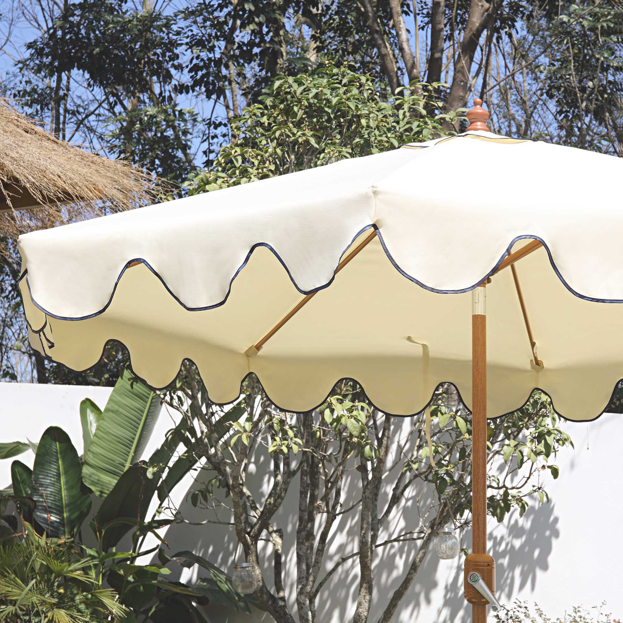 Beige 2.6M Octagonal Crank and Tilt Parasol with Navy Scalloped Edge - Image 2