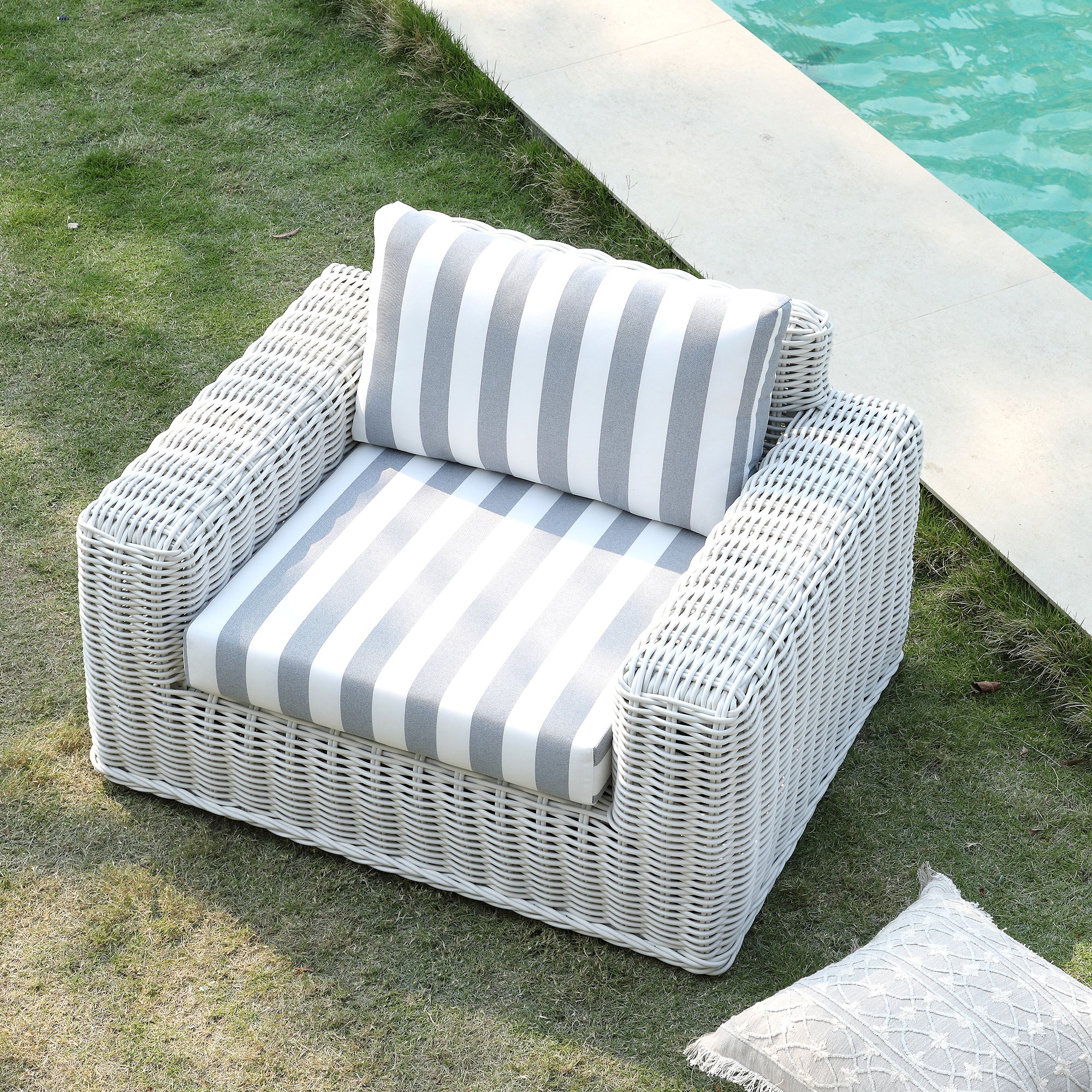 Bellagio Round Wicker Outdoor 1-Seater Sofa, White with Blue Stripes - Image 3