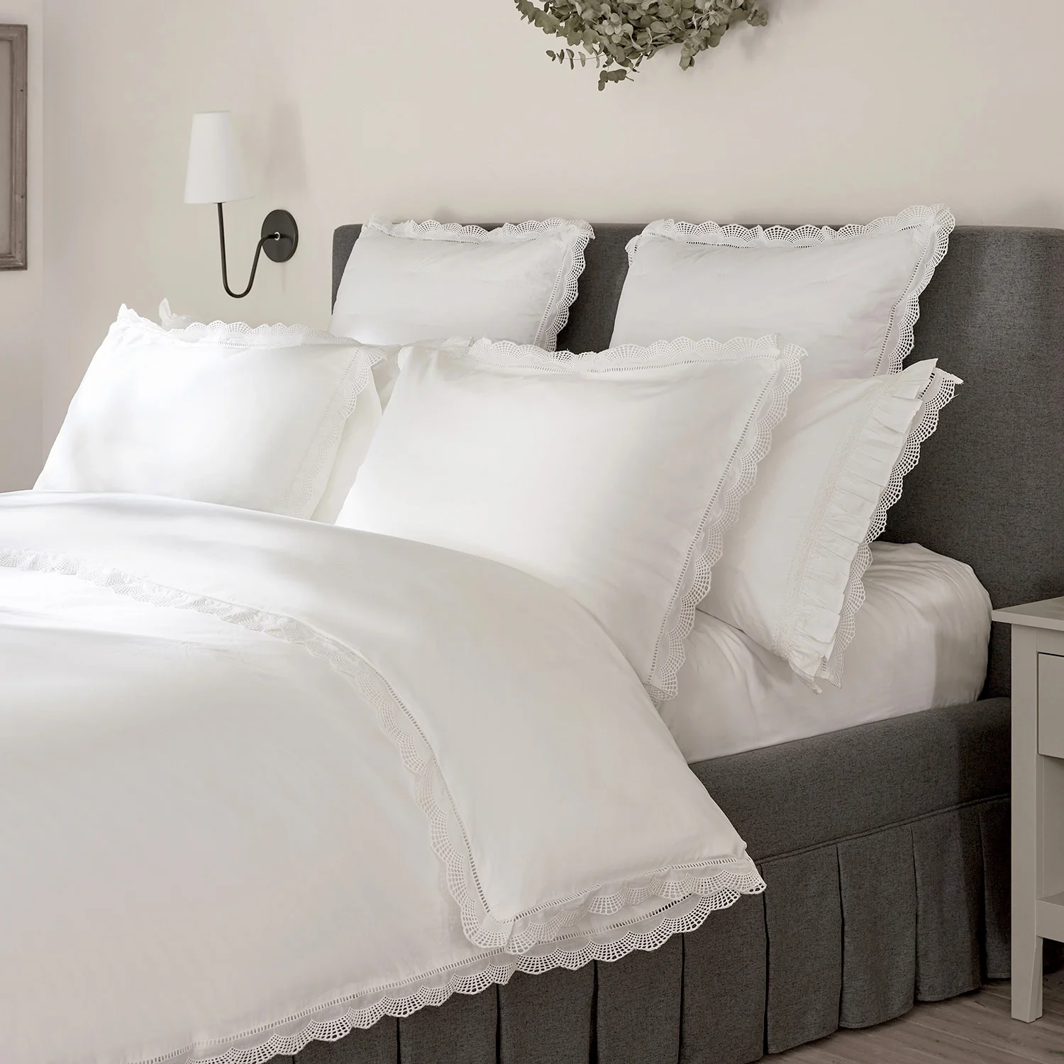 Castillo White Lace 300 Thread Count Cotton Percale King Size Pillowcases - Pair - Image 2