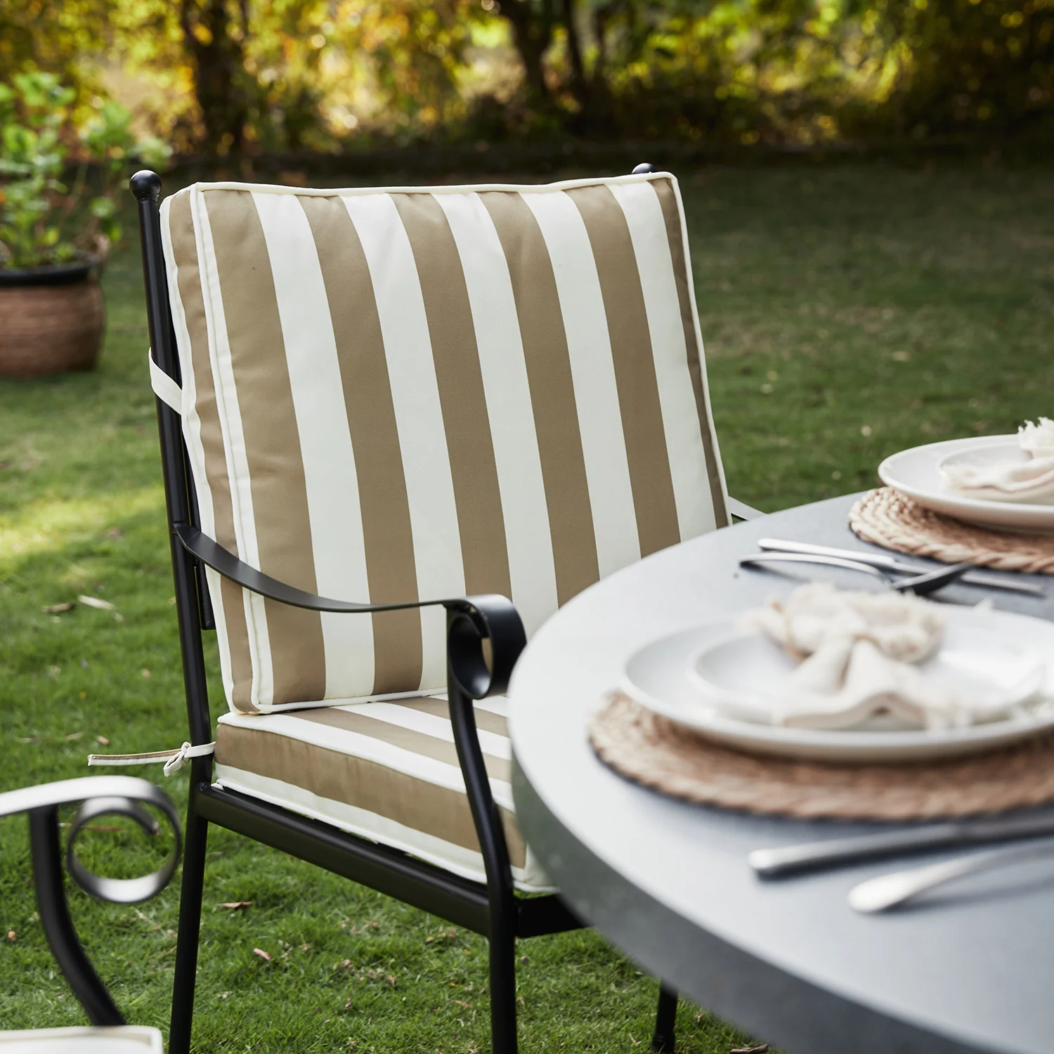 Haymes Indoor and Outdoor Metal 6-Seater Round Dining Set, Khaki Stripe - Image 6