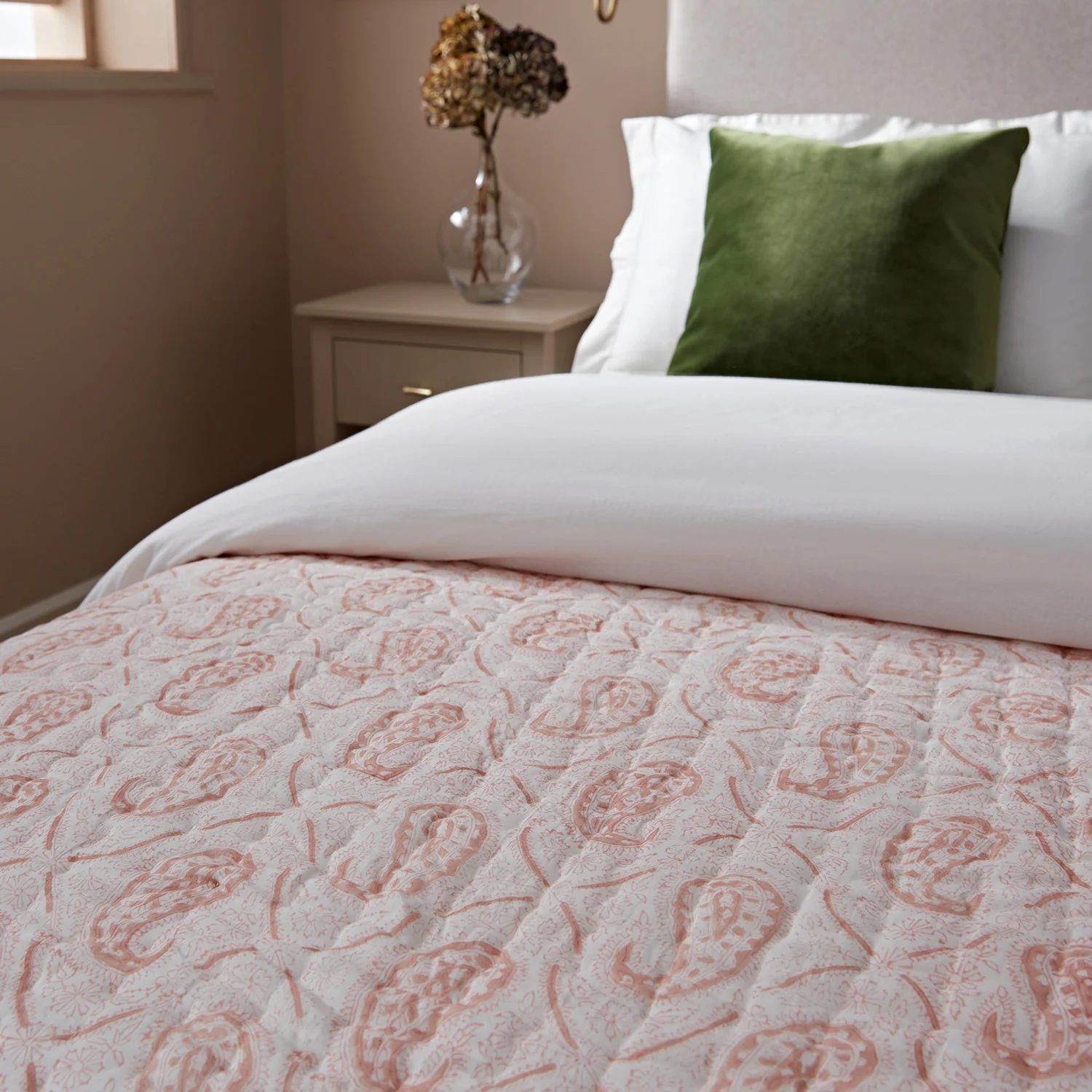 Juliette Peachy Pink Paisley Reversible Quilted Cotton Bedspread - Image 3