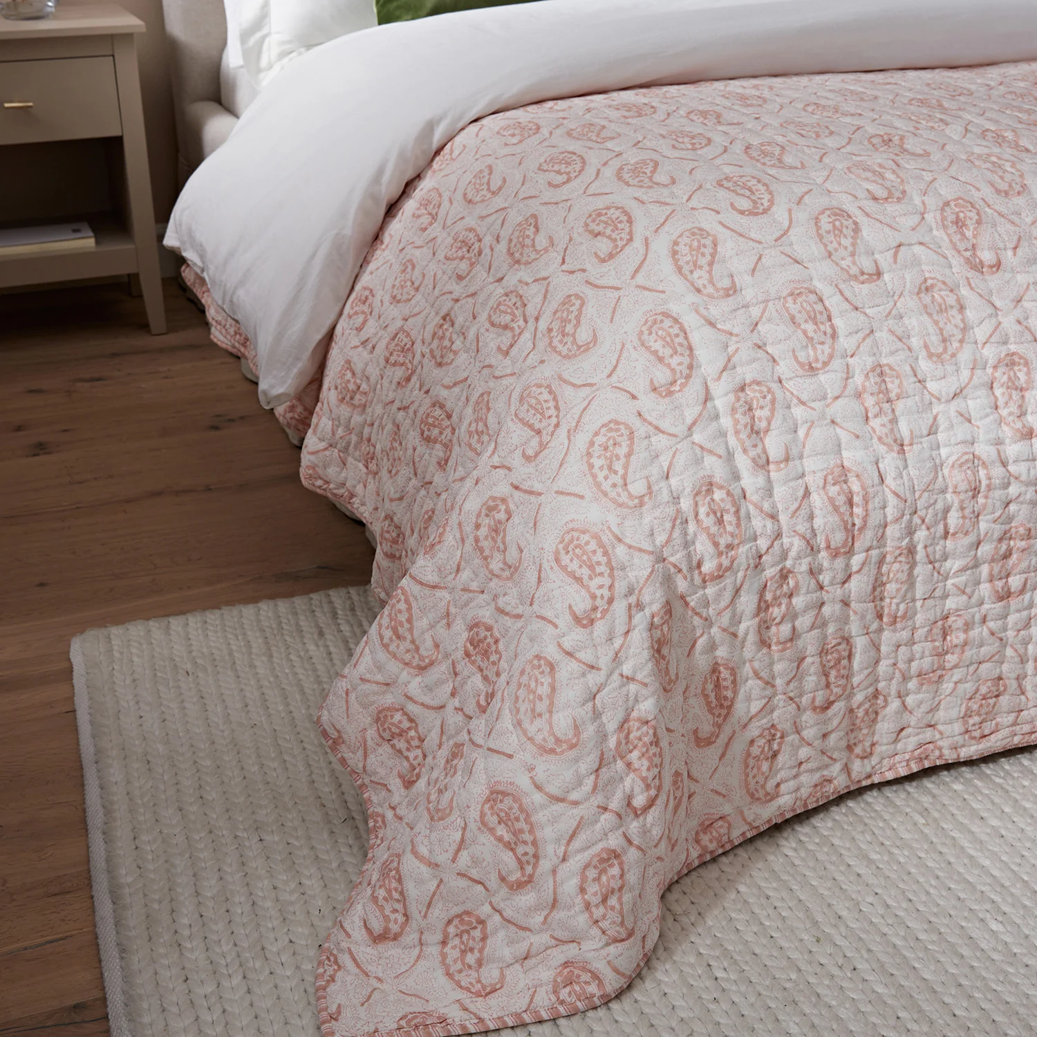 Juliette Peachy Pink Paisley Reversible Quilted Cotton Bedspread - Image 4