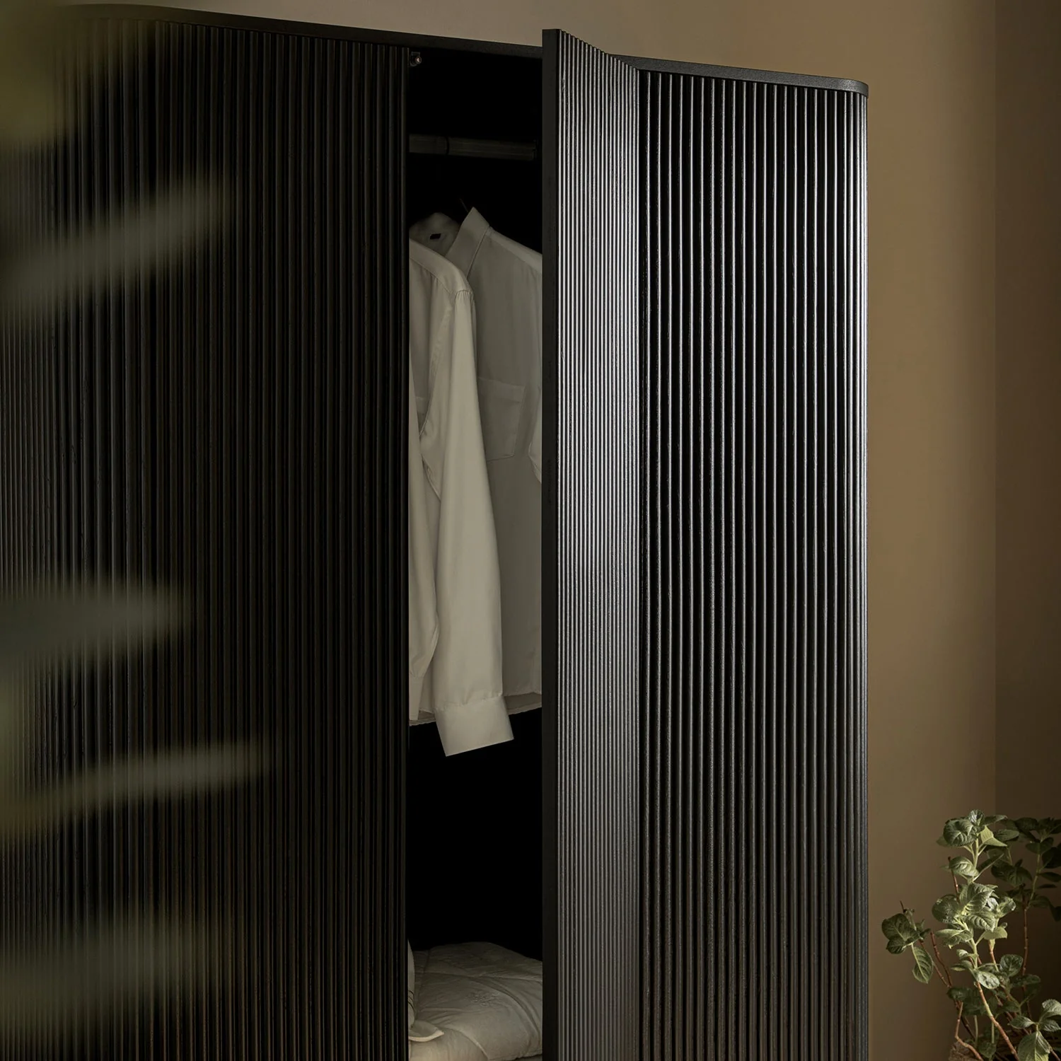 Maru Triple Wardrobe, Black - Image 4