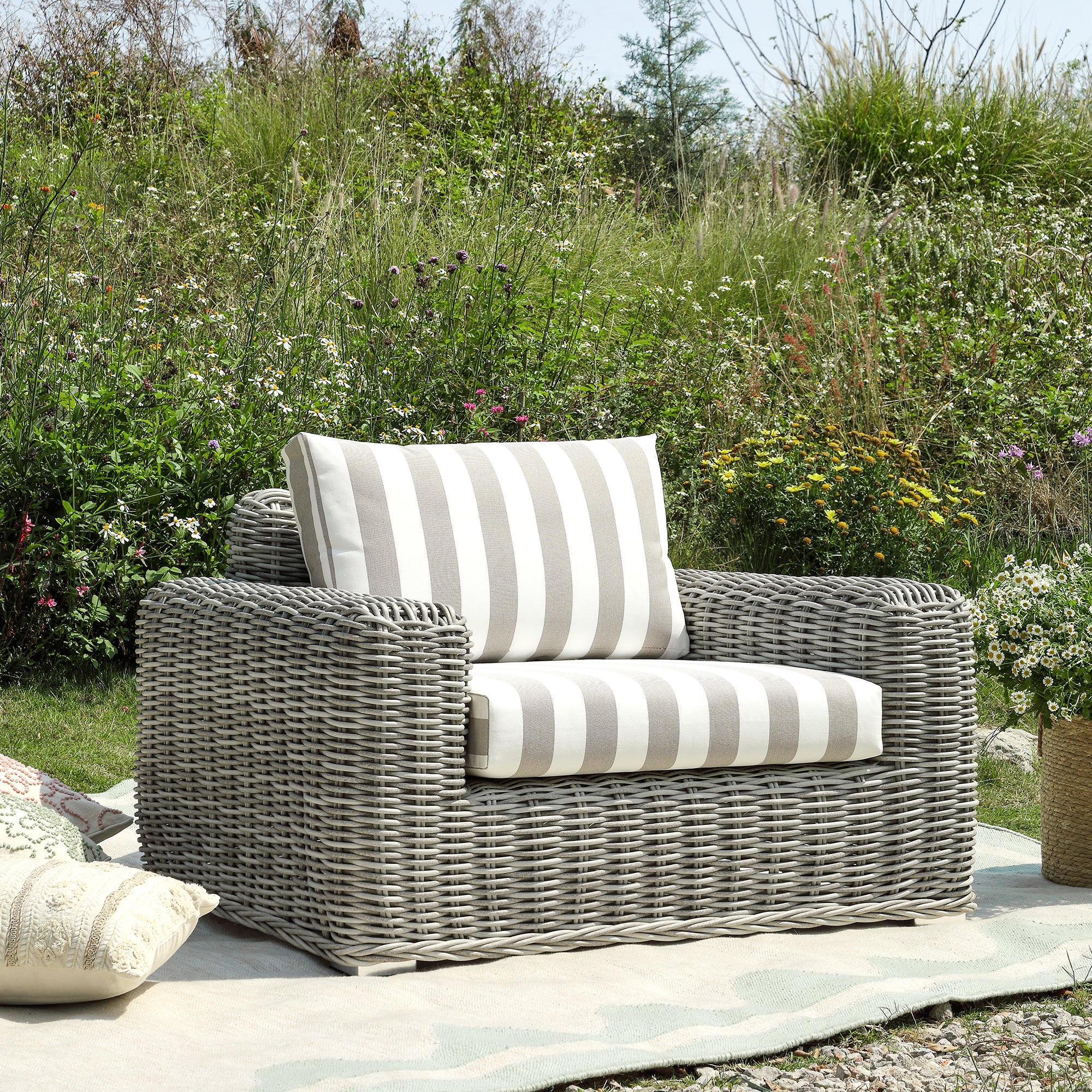 Matilda Sage Green Scallop Border Indoor Outdoor Handwoven Rug - Image 2