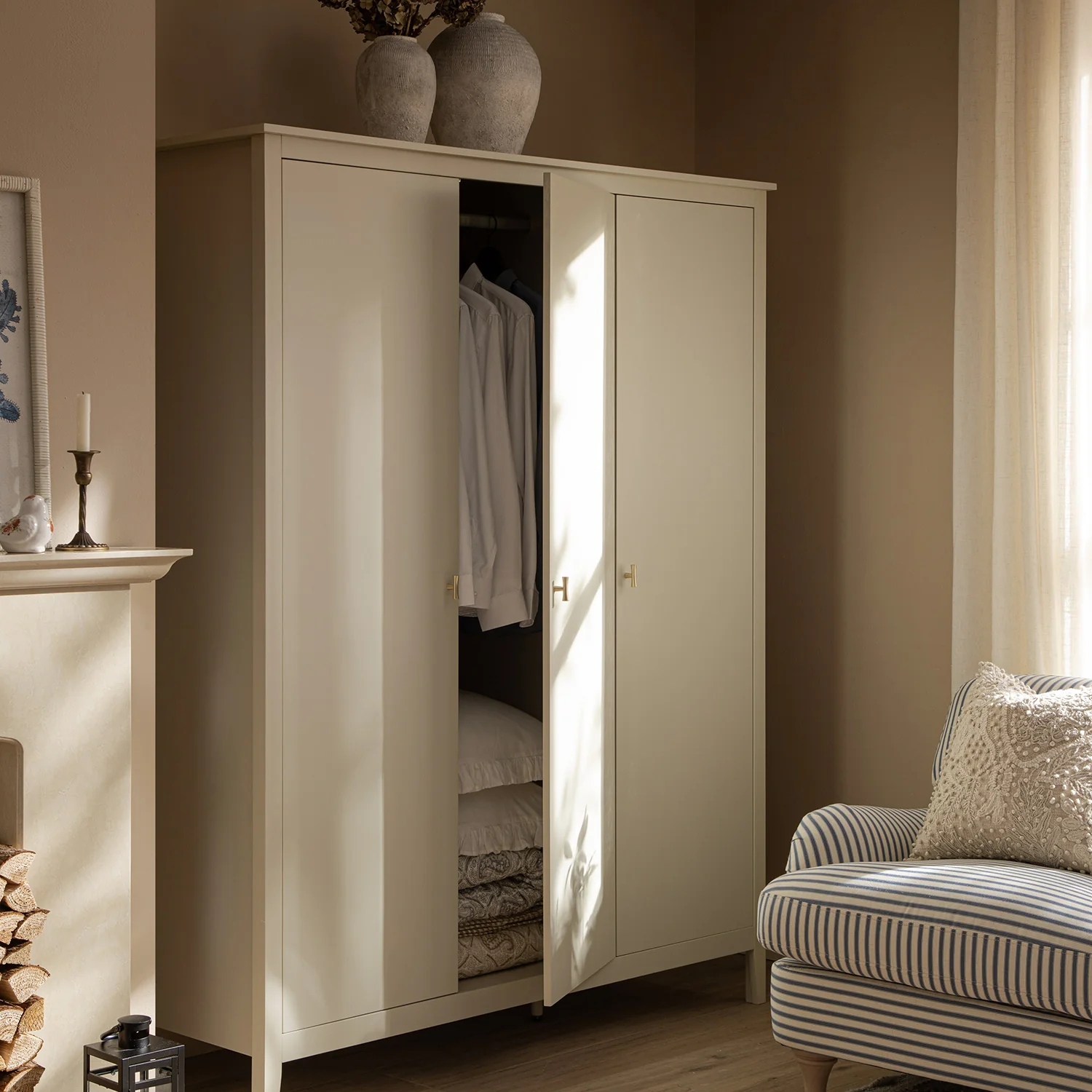 Oakham Triple Wardrobe, Shaded White - Image 4