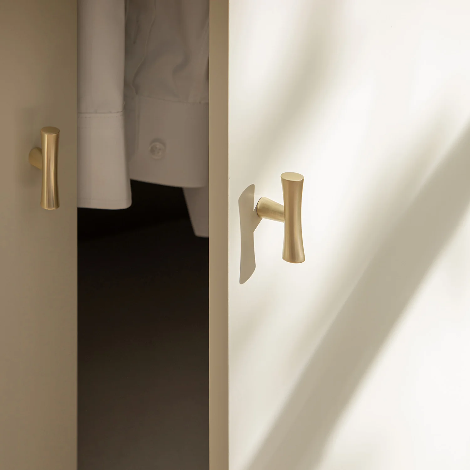 Oakham Triple Wardrobe, Shaded White - Image 5