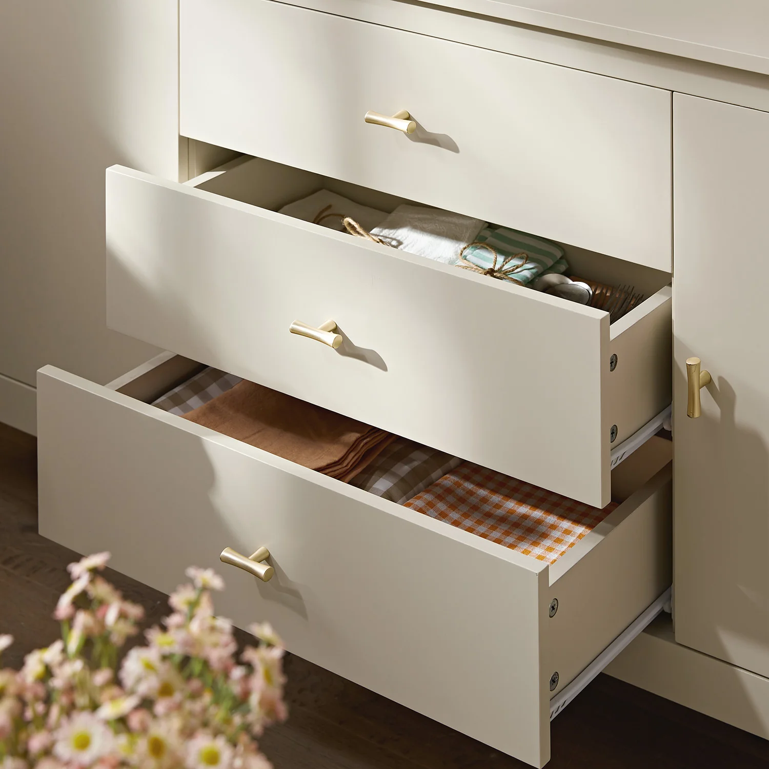 Oakham Wide Sideboard with Drawers, Shaded White - Image 5