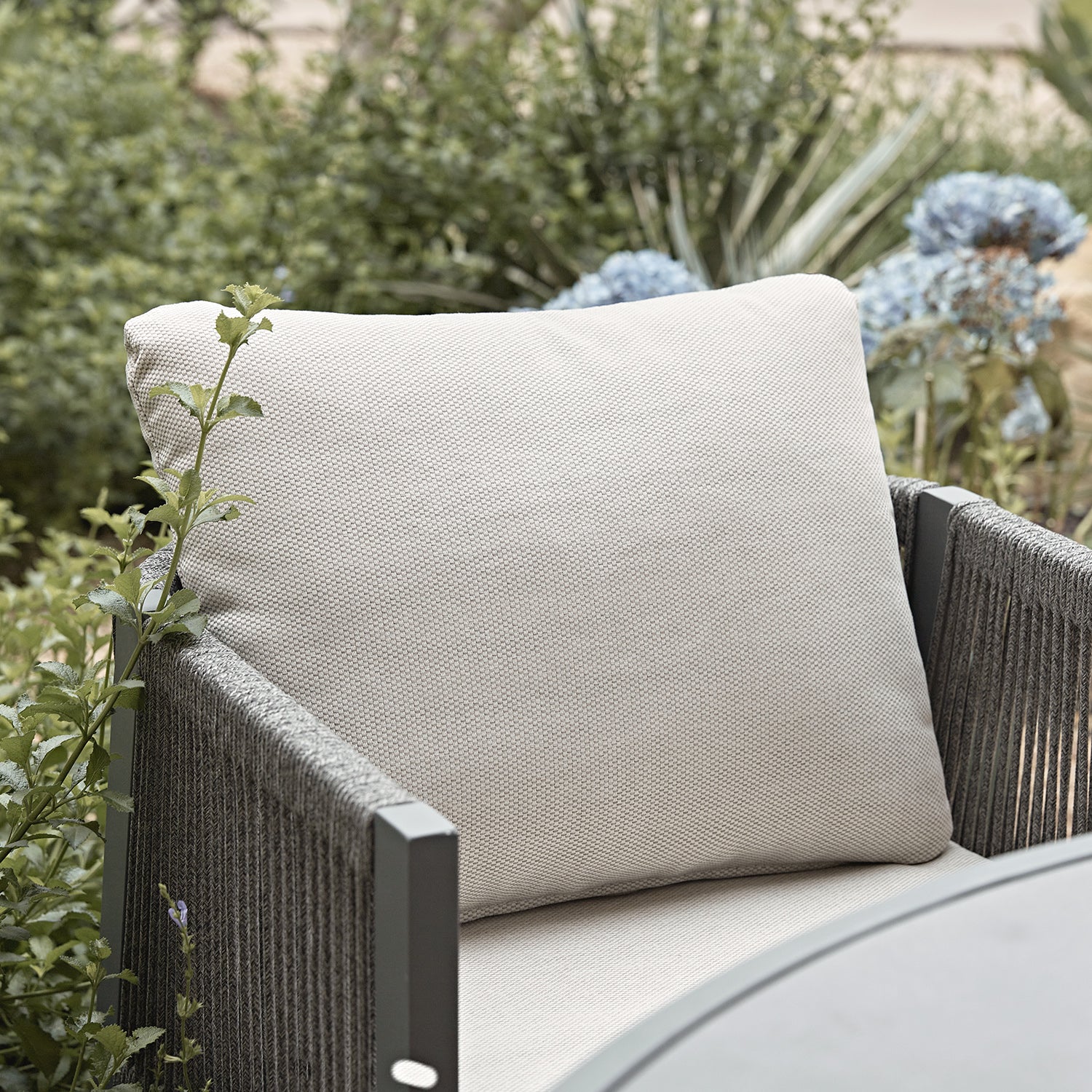 Pedra Rope and Aluminium Outdoor 4-Seater Round Dining Set, Grey - Image 5