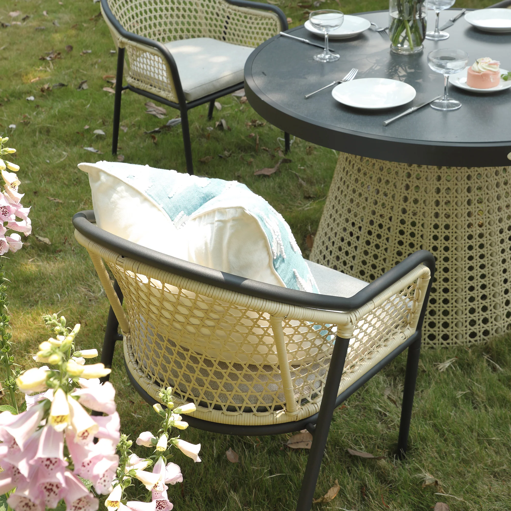 Pienza Outdoor Rattan 4-Seater Round Dining Set, Oatmeal Fabric with Black Frame - Image 4