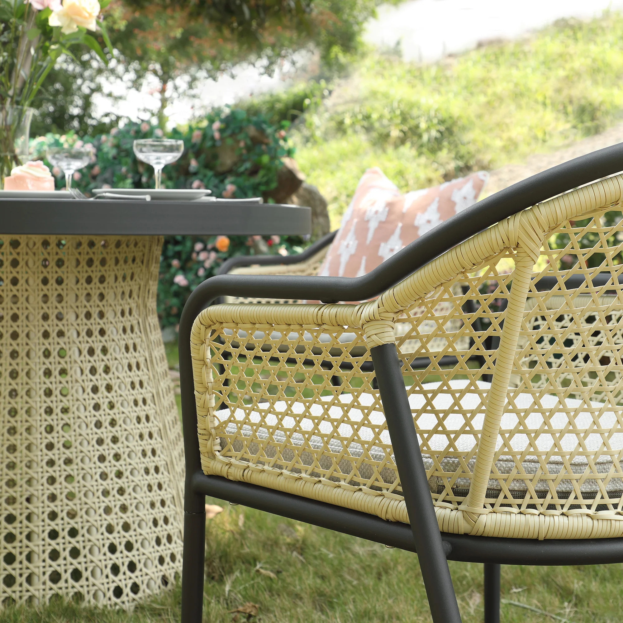Pienza Outdoor Rattan 4-Seater Round Dining Set, Oatmeal Fabric with Black Frame - Image 6