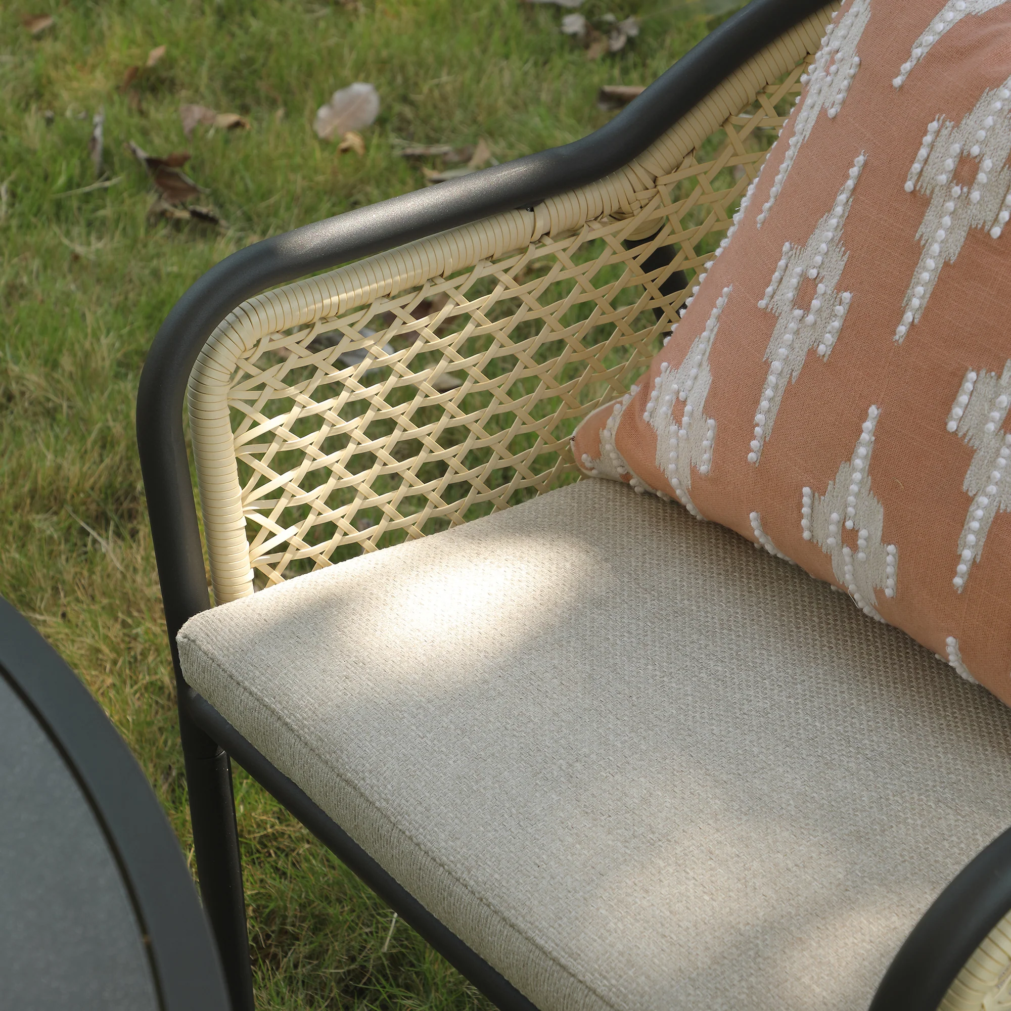 Pienza Outdoor Rattan 4-Seater Round Dining Set, Oatmeal Fabric with Black Frame - Image 8