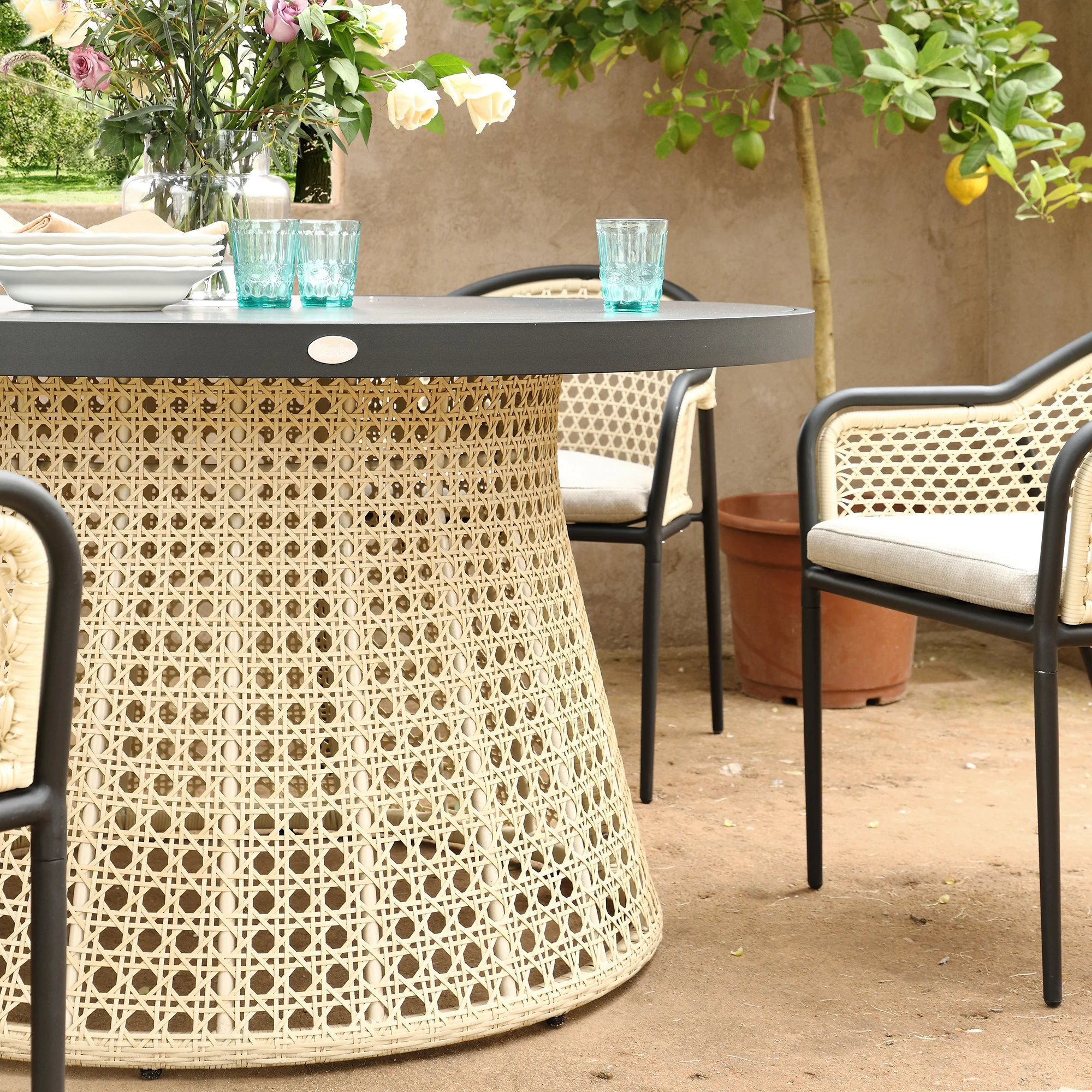 Pienza Outdoor Rattan 6-Seater Round Dining Set, Oatmeal Fabric with Black Frame - Image 3