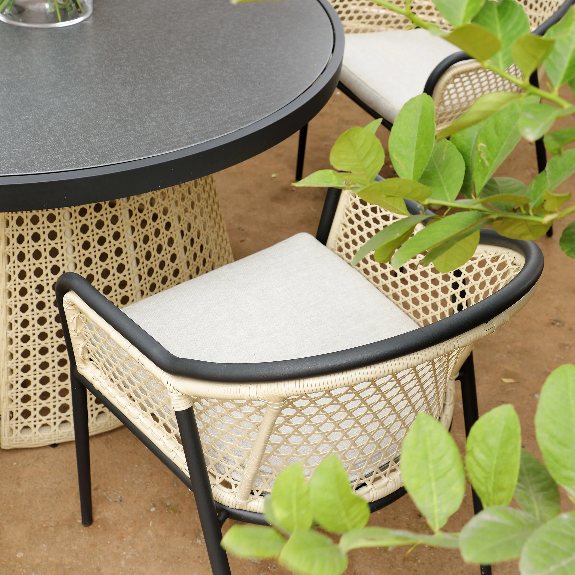 Pienza Outdoor Rattan 6-Seater Round Dining Set, Oatmeal Fabric with Black Frame - Image 4