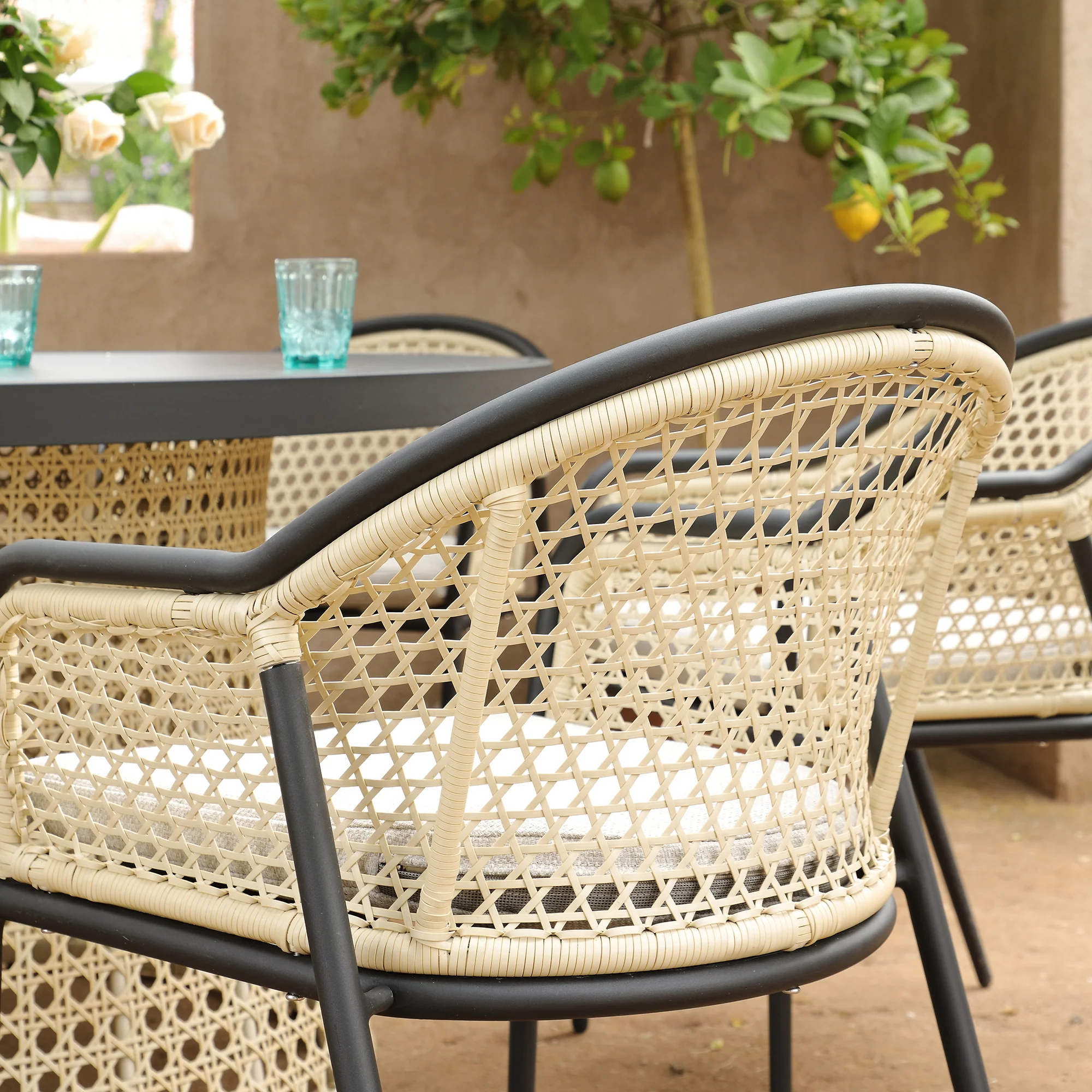 Pienza Outdoor Rattan 6-Seater Round Dining Set, Oatmeal Fabric with Black Frame - Image 6