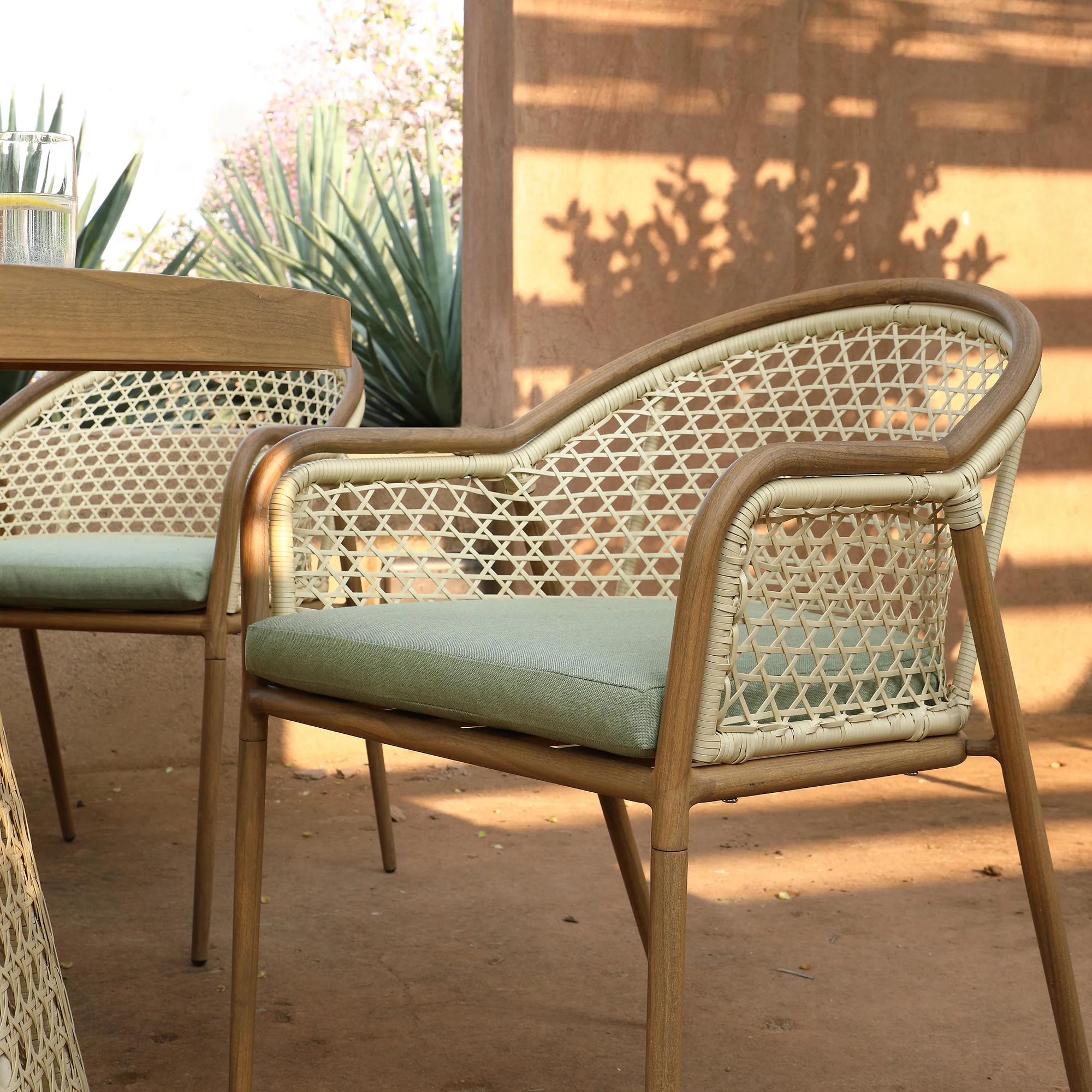 Pienza Outdoor Rattan 6-Seater Round Dining Set, Sage Green Fabric with Light Walnut Frame - Image 4
