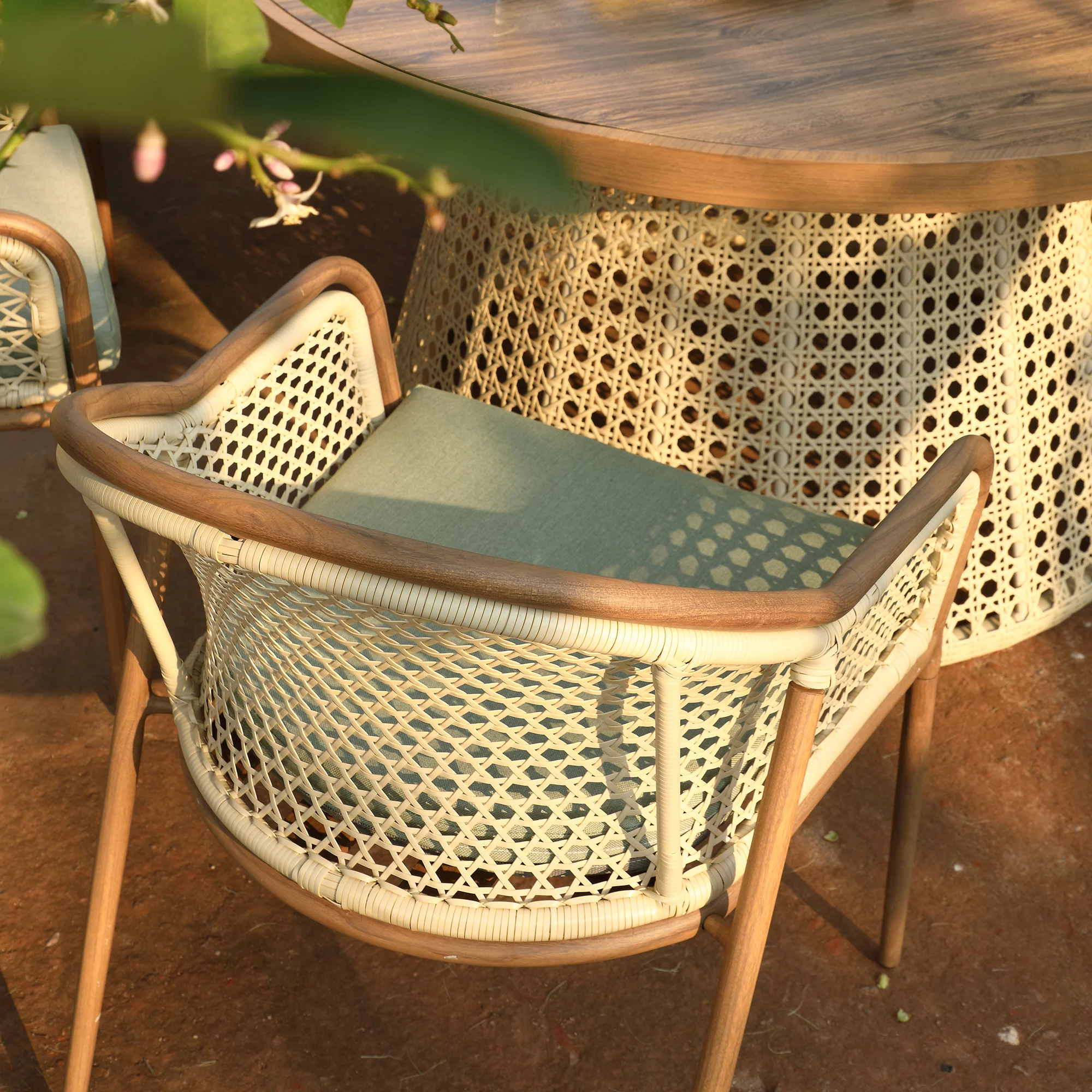 Pienza Outdoor Rattan 6-Seater Round Dining Set, Sage Green Fabric with Light Walnut Frame - Image 6