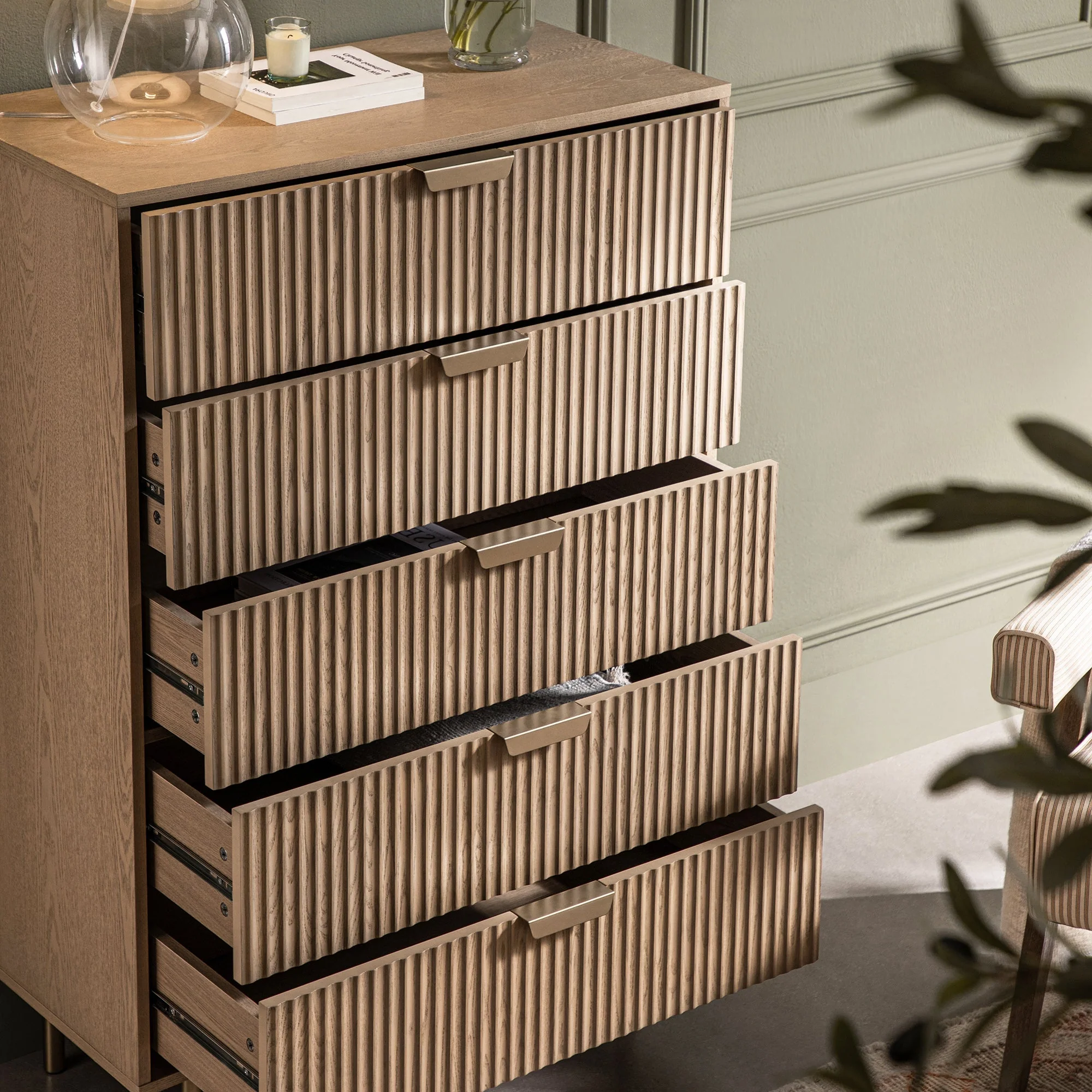 Richmond Ridged Chest of 5 Drawers, Light Ash - Image 3